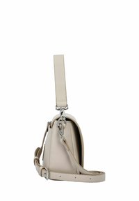 Bolso de mano de cuero color beige claro con acabado texturizado, herrajes plateados y una correa de hombro ajustable y desmontable. Presenta una forma estructurada.
