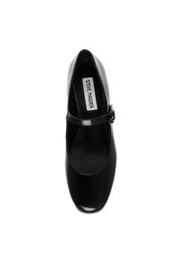 Scarpa stile Mary Jane nera realizzata in materiale lucido, con punta arrotondata, una piccola fibbia e una fodera interna liscia.