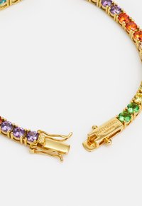 Bracciale in tonalità oro con gemme rotonde multicolori in viola, arancione, rosso, verde e giallo, dotato di un meccanismo di chiusura sicuro.