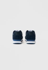Tenisi bleumarin din suede cu detalii din plasă, interior alb și talpă albastră. Logo-ul "TOMMY HILFIGER" embosat pe călcâi. Design cu vârf rotund.