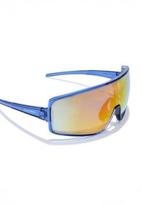 Gafas de sol de plástico azul con forma rectangular ancha y lentes degradados en naranja. Presentan patillas delgadas con detalle de logotipo en el lateral.