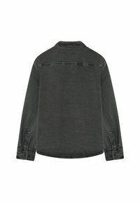 Cămașă din denim gri închis cu mâneci lungi, cu manșete butonate și guler ascuțit. Prezintă un tiv rotunjit și o textură subtilă.
