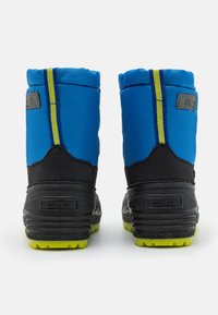 Stivali in tessuto blu con suole nere e trazione verde. Presentano un colletto imbottito e una striscia di accentuazione gialla. Logo CMP sul tallone.