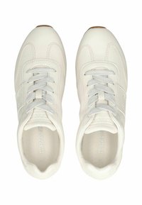 Weiße Ledersneaker mit glattem Finish, Schnürdesign, grauen Schnürsenkeln, runder Zehenform und subtiler Markenkennung an der Seite und im Fußbett.