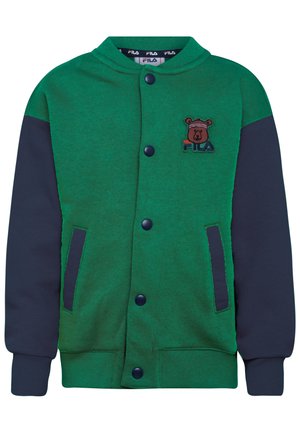 Grüne und marineblaue Collegejacke mit Druckknöpfen, gerippten Bündchen, zwei Vordertaschen und einem kleinen, gestickten Bären mit FILA-Logo auf der Brust.