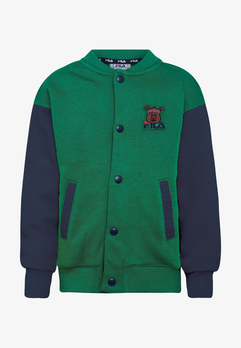 Chaqueta universitaria verde y azul marino con botones a presión, puños acanalados, dos bolsillos delanteros y un pequeño oso bordado con el logo de FILA en el pecho.