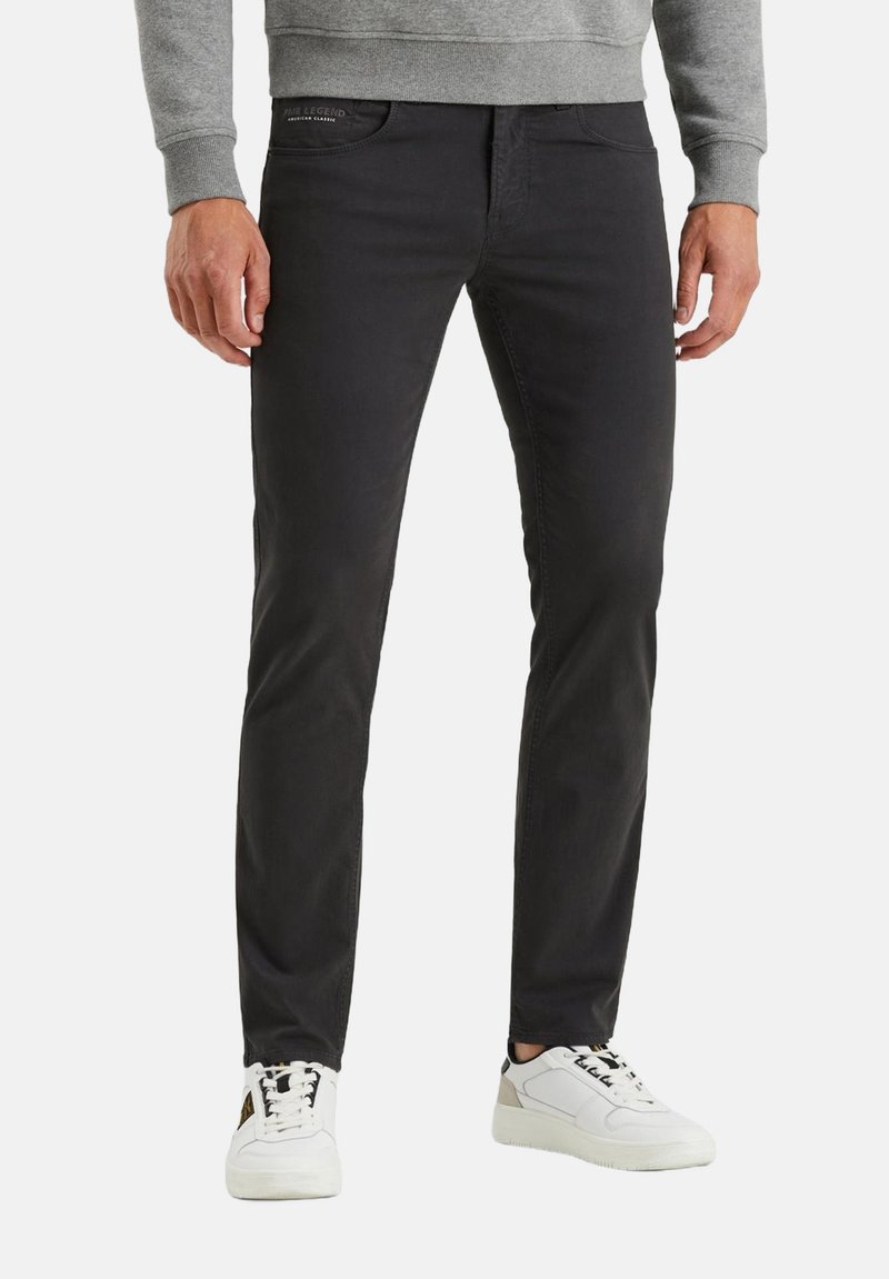 Jeans ajustados negros, hechos de algodón con una textura ligeramente desgastada, que presentan un diseño clásico de cinco bolsillos y detalles de costura.