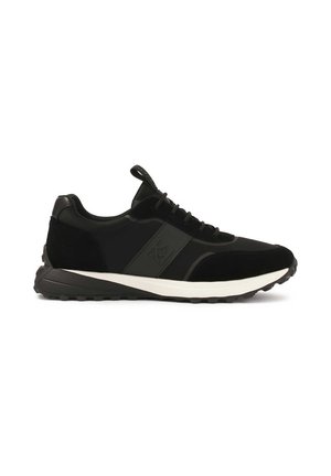 Zapatilla deportiva negra hecha de materiales sintéticos con un diseño texturizado, que presenta una suela blanca y detalles de acento en los laterales.