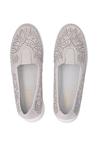 Světle šedé slip-on boty s vystřihovanými květinovými vzory, koženým materiálem, elastickými bočními částmi a bílou gumovou podrážkou. Zlatý detail loga uvnitř.