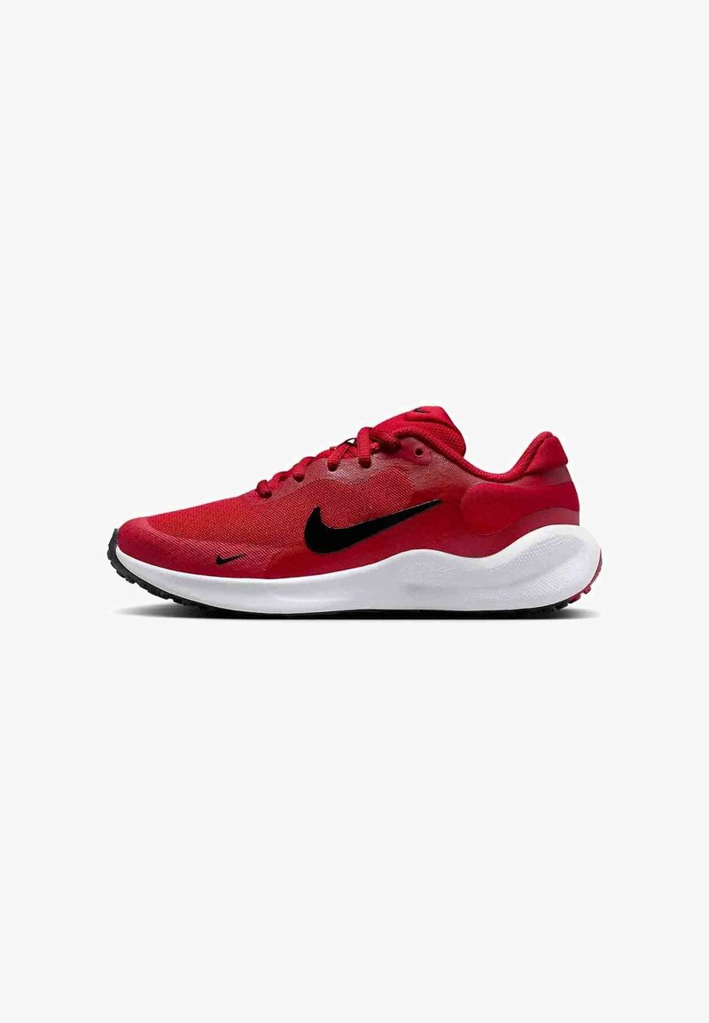 Zapatillas deportivas rojas con parte superior de malla, logo en forma de swoosh negro y media suela blanca acolchada. Cuenta con suela de goma negra para mayor tracción.