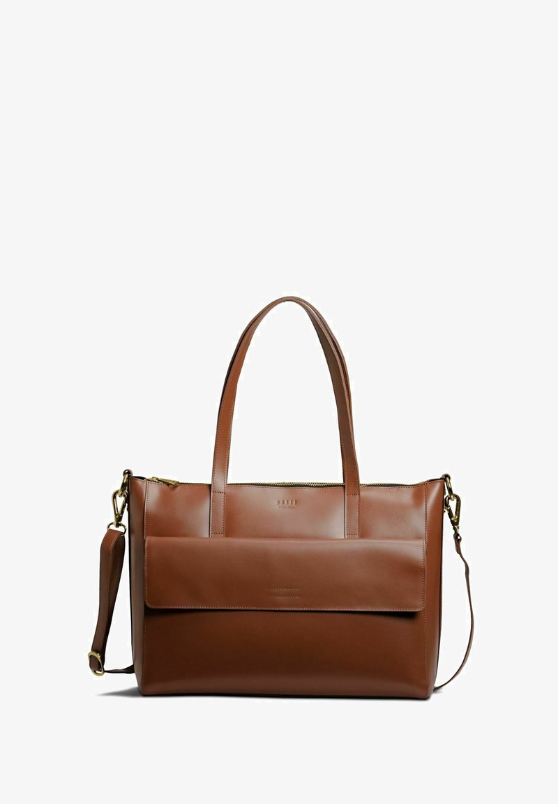 Hnedá kožená taška cez rameno s dvojitými uchami, prednou klopňou a odnímateľným ramenným popruhom. Obsahuje zlaté kovanie a hladký povrch.