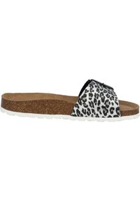 Slide sandaal met een bovenkant met een leopardprint in zwart en wit, kurken tussenzool en een witte rubberen buitenzool. Heeft een brede band over de voet.