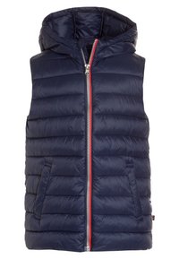 Granatowy pikowany bezrękawnik z kapturem, z zamkiem z przodu i czerwonym akcentem. Posiada dwie boczne kieszenie oraz teksturowany materiał dla lepszej izolacji.