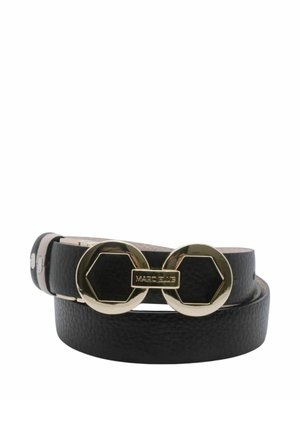 Cintura in pelle nera texturizzata con fibbia esagonale dorata che presenta il nome del marchio inciso collegato da una piccola piastra rettangolare.