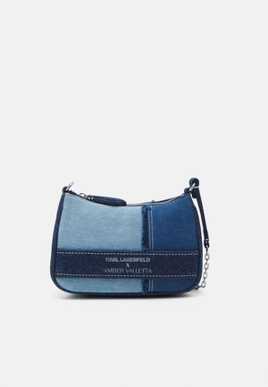 Torba na ramię z denimu w stylu patchwork z zamkiem błyskawicznym, łańcuszkowym paskiem i logo "KARL LAGERFELD x AMBER VALLETTA" na przednim panelu.