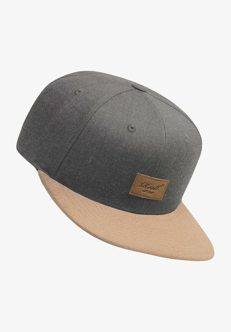 Gorra de tela gris con visera plana beige y un parche de cuero marrón en la parte frontal. La textura es suave con detalles de costura.