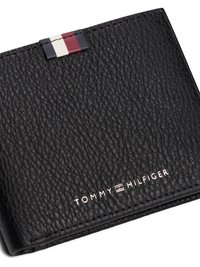 Carteira de pele preta com superfície texturizada, apresentando uma pequena faixa de destaque nas cores vermelho, branco e azul, e o logótipo "TOMMY HILFIGER" em relevo na cor prata.