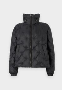 Giacca a vento nera con colletto alto, zip frontale, polsini elasticizzati e un design trapuntato con cuciture tonali e tasche laterali.