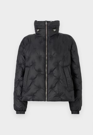 Veste en doudoune noire avec un col montant, fermeture éclair devant, poignets élastiques et un design matelassé avec des coutures ton sur ton et des poches latérales.