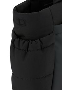 Cuello de chaqueta acolchada negra con un diseño fruncido. El material es suave con costuras visibles y una etiqueta cuadrada en el lateral.