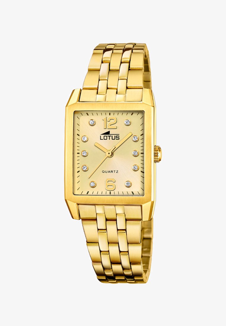 Reloj de cuarzo rectangular en tono dorado con una esfera texturizada, marcadores de hora de cristal y una pulsera de eslabones. Presenta números en negrita en las posiciones 12 y 6.