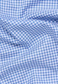 Modro-bílá kostkovaná látka se vzorem gingham, která má hladkou texturu a jemný pád. Materiál se vyznačuje jemným leskem.