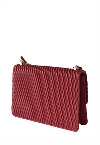 Clutch in pelle trapuntata rossa con un motivo a diamante testurizzato, dotata di una zip in tonalità oro e di una tracolla a catena, forma rettangolare e profilo piatto.