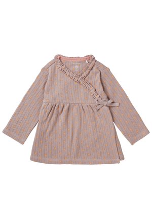 Baby kjole med lange ærmer med lyserød flagrende omslagskrave, sideløkke og orange polkaprikker på lyst mauve ribstof.