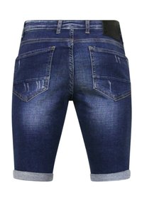 Denim shorts in donkerblauw, met een opgerolde zoom, vijf zakken, subtiele vervaging en een zwart leren label op de tailleband.