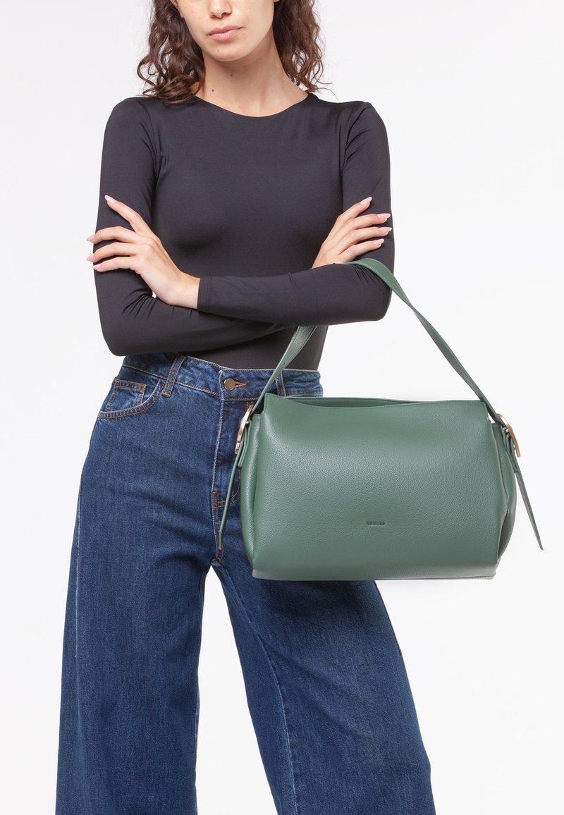 Borsa in pelle verde con una forma strutturata e un manico singolo, caratterizzata da una texture liscia e un logo sobrio sul davanti.