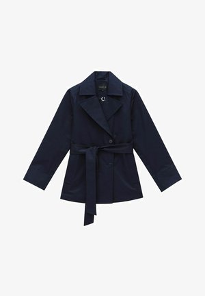 Manteau trench bleu marine avec une taille ceinturée, grands revers, deux boutons et manches longues. Fabriqué dans un tissu lisse et durable.