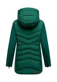 Groen gewatteerd jack met een chevronpatroon, een capuchon en met rits afsluitbare zijzakken. Gladde textuur en middellange stijl voor warmte.