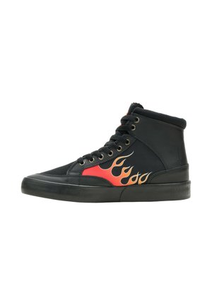 Zwarte canvas high-top sneakers met een rood vlammenpatroon, zwarte rubberen zool, zes gaatjes ontwerp en een gevoerde kraag voor comfort.