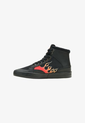 Schwarze High-Top-Sneaker aus Canvas mit rotem Flammenmuster, schwarzer Gummisohle, Sechs-Loch-Design und gepolstertem Kragen für zusätzlichen Komfort.