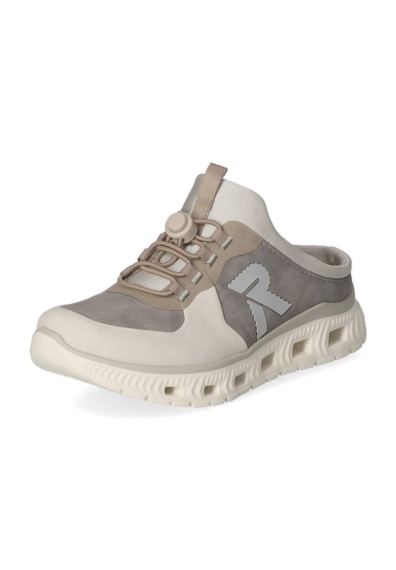 Slip-On-Sneaker mit einer Mischung aus beigen und grauen Materialien, texturiertem Wildleder und glattem Synthetik, verstellbarem Schnürsystem und einer kräftigen Sohle.