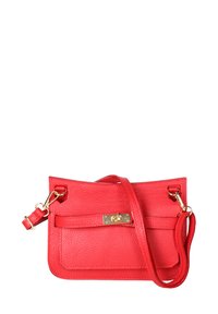 Borsa a tracolla rossa in pelle con finitura testurizzata, dotata di un clasp dorato e di una tracolla regolabile. Il design include una tasca frontale con pattina.