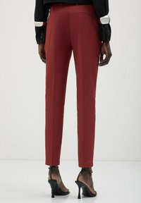 Calliope CAPRI IN - Chino - rosso