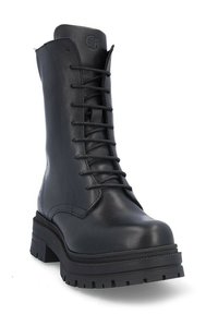 Bota de combate de cuero negro con cordones, punta redonda, suela de goma gruesa y acentos texturizados a lo largo del talón y la suela.