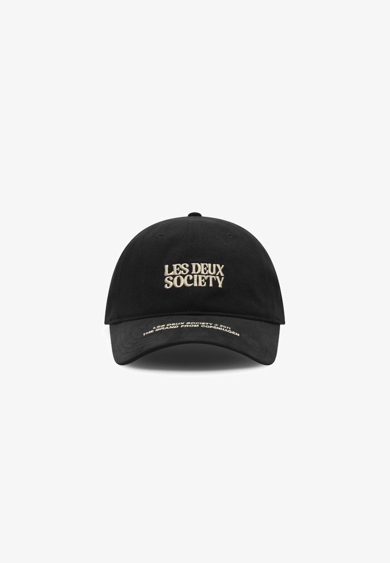 Gorra de algodón negra con un logo bordado en beige que dice "LES DEUX SOCIETY" en la parte frontal. Presenta una visera curva y una correa ajustable en la parte posterior.
