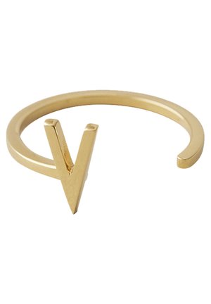 Bague ouverte en or avec un motif en V stylisé et en relief sur une bande lisse sur fond blanc.