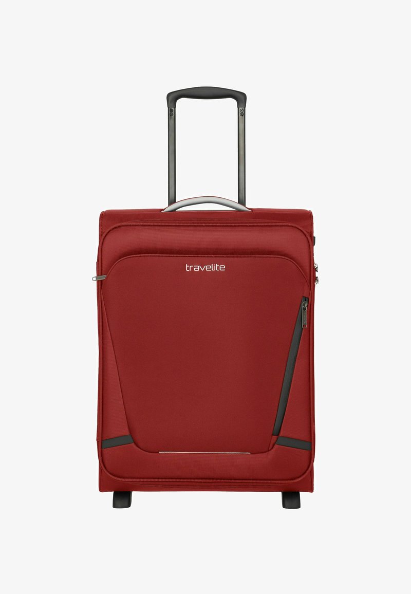 Maleta de tela roja con un mango telescópico, bolsillo frontal con cremallera y ruedas de plástico. Presenta un logo de Travelite en la parte frontal.