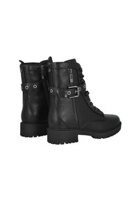 Botas de cuero negras hasta el tobillo con cremallera lateral, cordones en la parte delantera y correa decorativa con hebilla. Presenta una suela resistente y acentos metálicos.