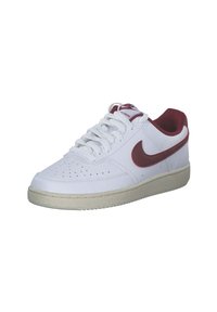 Sneaker bianche in pelle con dettagli in bordeaux, punta perforata, lacci piatti e suola in gomma. Presenta un logo sulla linguetta e sul lato.