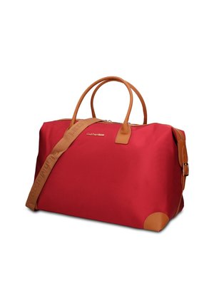 Borsa da viaggio rettangolare rossa con manici in pelle marrone, rinforzi agli angoli e tracolla regolabile su sfondo bianco.