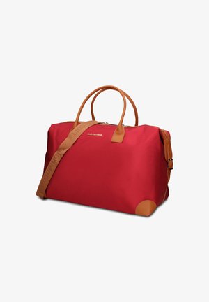 Borsa da viaggio rettangolare rossa con manici in pelle marrone, rinforzi agli angoli e tracolla regolabile su sfondo bianco.