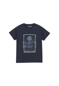 Marineblå t-shirt med rund hals og raglanærmer, fremhævet af et grafisk design med konturlinjer og tekst i lys blå og grå.