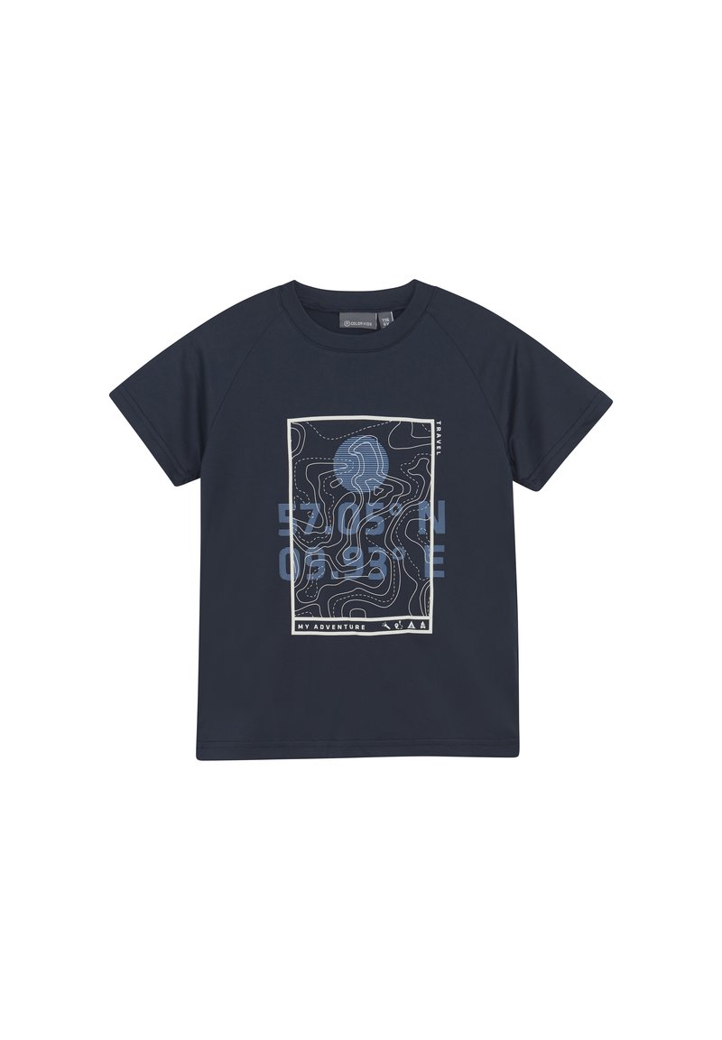 Marineblå t-shirt med rund hals og raglanærmer, fremhævet af et grafisk design med konturlinjer og tekst i lys blå og grå.