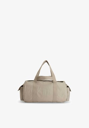 Borsa cilindrica beige con doppi manici, tasche laterali e comparto principale con cerniera.