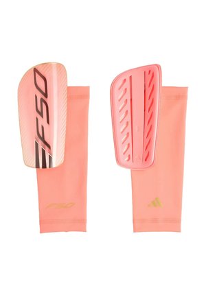 Par de espinilleras de fútbol color coral rosa con mangas de compresión a juego, una mostrando el frente con el logotipo "F50", la otra mostrando la parte trasera con el logotipo de adidas.