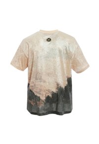 Camiseta de manga corta en terciopelo rosa claro, con un estampado de paisaje en colores más oscuros. Cuello redondo con un pequeño logo en la parte de atrás.
